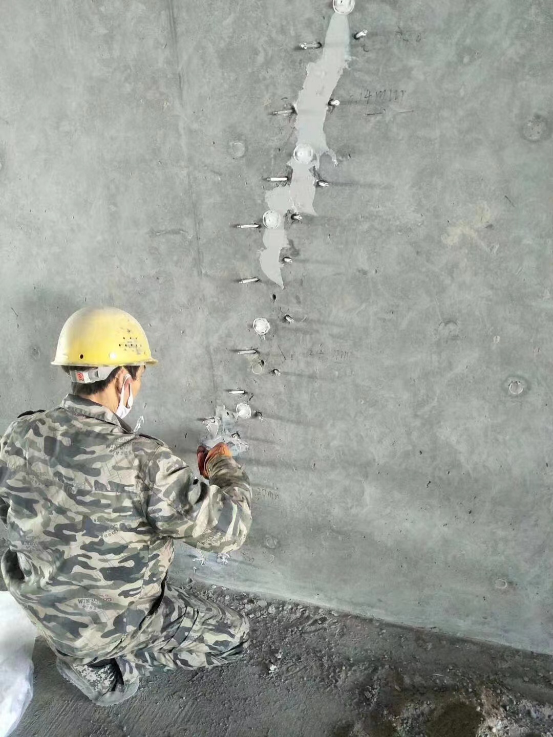 康保混凝土楼板裂缝加固施工的方案